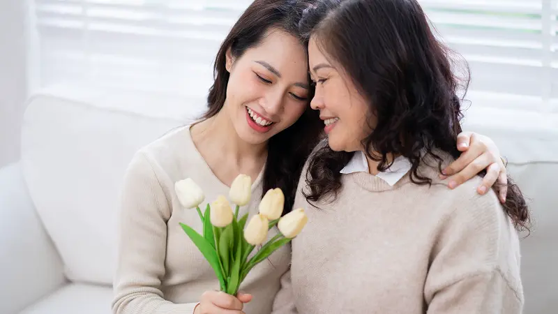 亚洲母女在家的形象