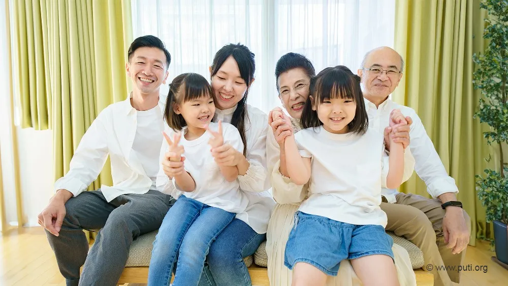 A group photo of three generations of a Chinese family.