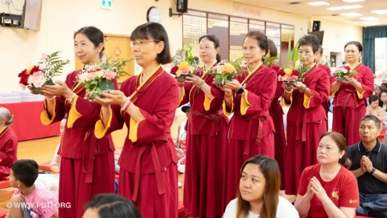 观音成道日的供花仪式