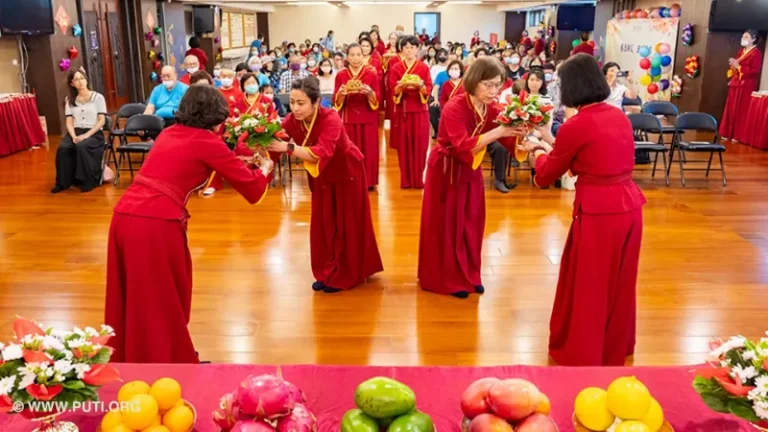 观音成道日的供花仪式