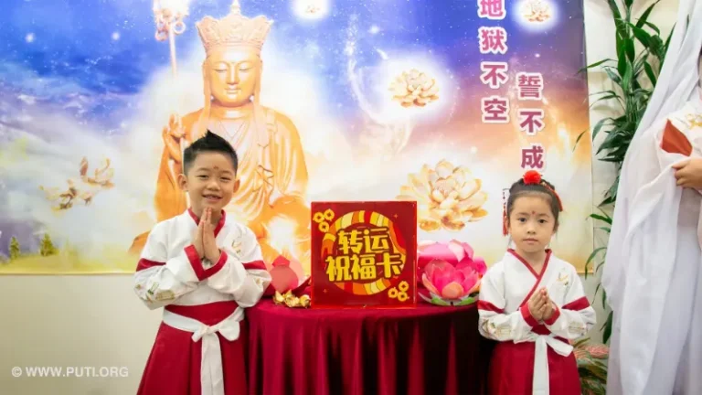 可爱装扮的小孩,开心合十微笑