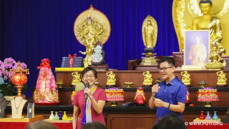 在舞台上开心的人们