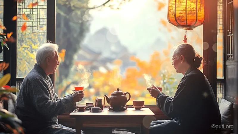 年長夫妻在明亮窗邊共享普洱茶,展現健康養生生活方式