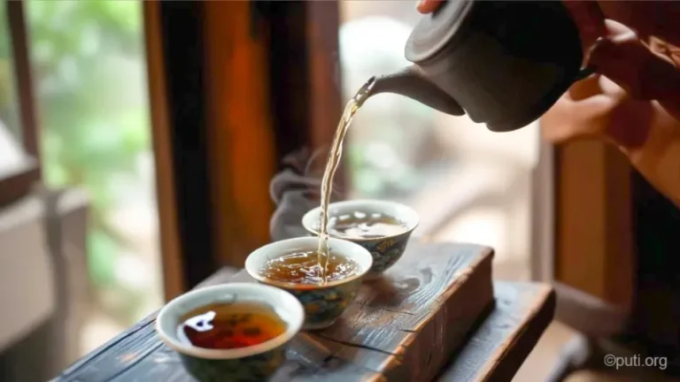 優雅倒茶動作特寫,呈現金黃色普洱茶湯注入茶杯的畫面