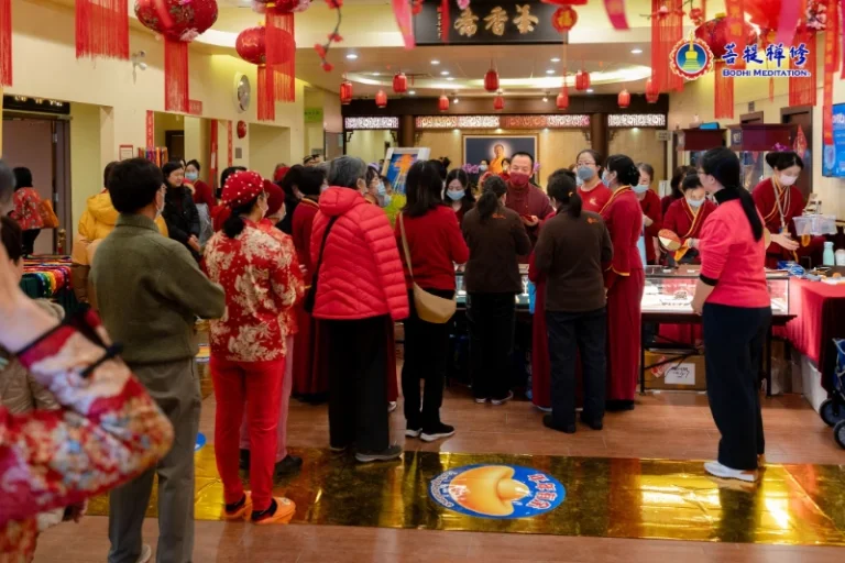 金菩提宗師於加拿大溫哥華菩提禪堂,連續多天為大家送上祝福,贈送紅包和母錢