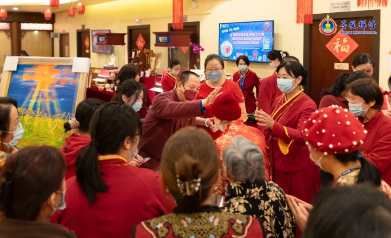 金菩提宗師於加拿大溫哥華菩提禪堂,連續多天為大家送上祝福,親自為來訪者提供諮詢與加持