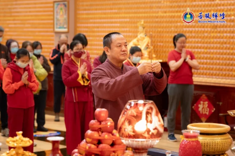 金菩提宗師在大年初一為網友與現場觀眾點上頭香,祈願新年吉祥如意