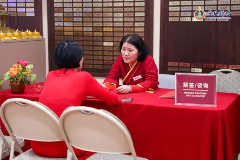 在活動中向解籤師請教,獲得解籤指引