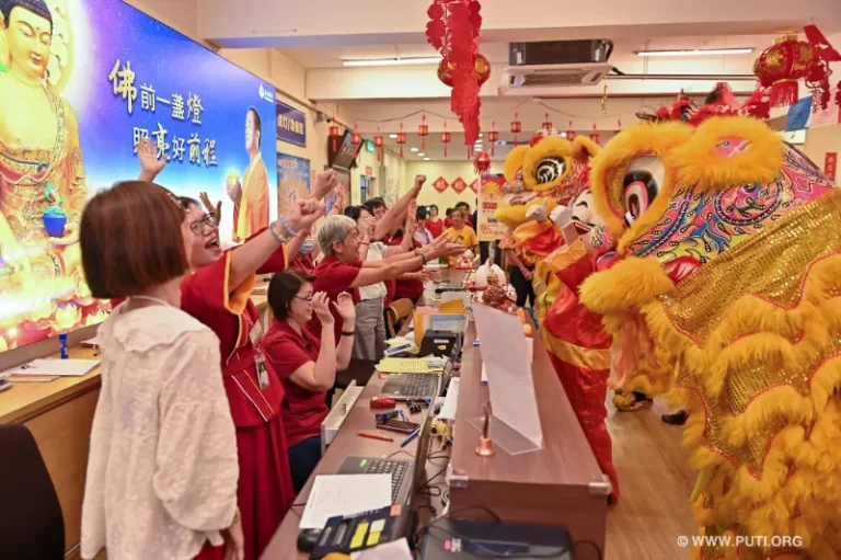 在舞獅的過程中,舞者們會進行一系列的祈福動作,象徵著將祝福帶給在場的每一位觀眾,讓大家在新的一年中都能平安幸福。
