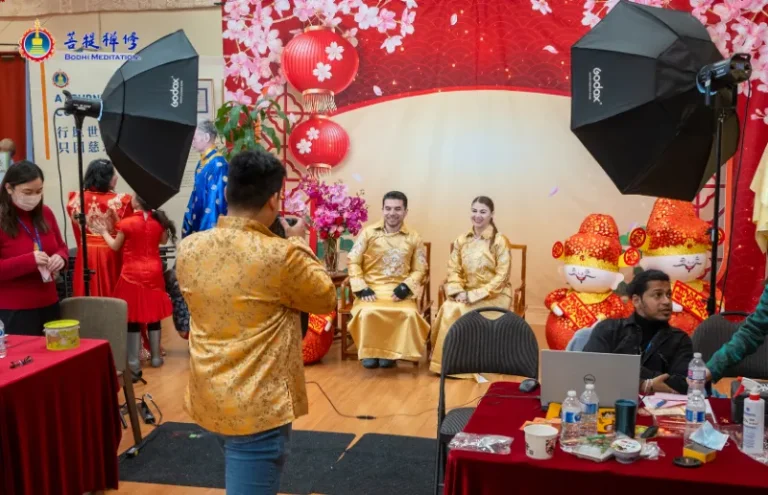 情侶在月老前拍照,體驗中國新年文化與服裝,祈求愛情美滿