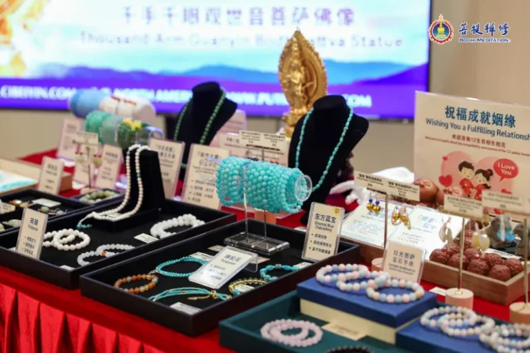 色彩繽紛的美麗寶物擺放在佛台上,祈願配戴者來年平安、吉祥