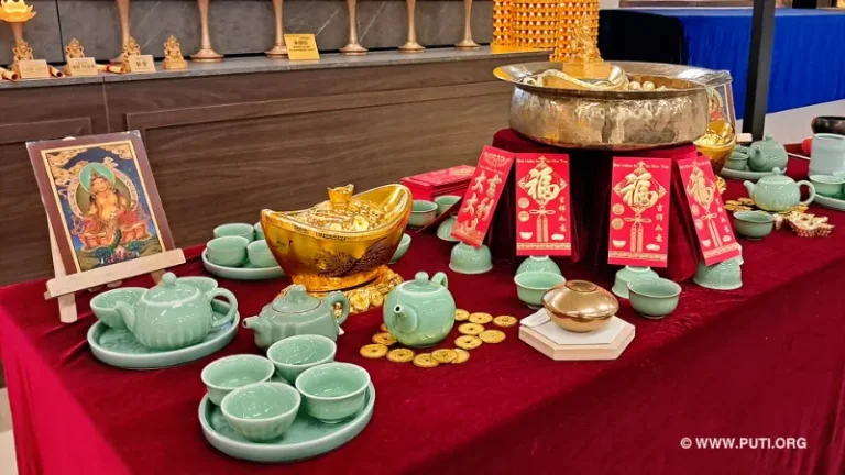 金元寶與茶具的擺放,象徵著富貴與和諧的祝願。