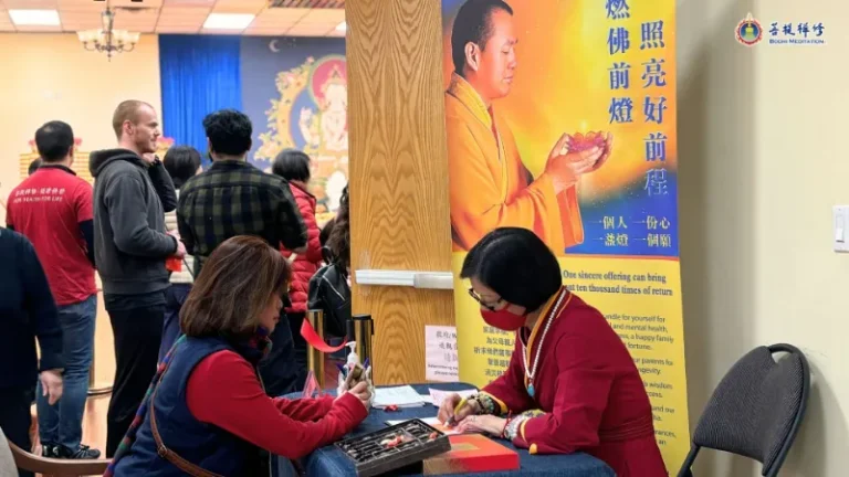 在佛前供燈,祈求光明與祝福