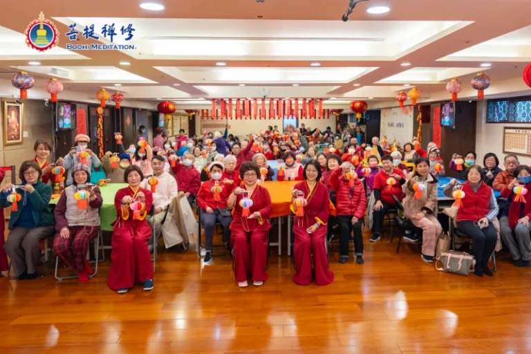 台灣台北禪堂的參與者們在活動結束後聚集在一起,面帶笑容,留下美好的回憶