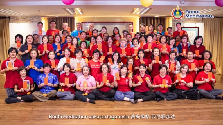 印尼雅加達禪堂的參與者們在活動結束後聚集在一起,面帶笑容,留下美好的回憶