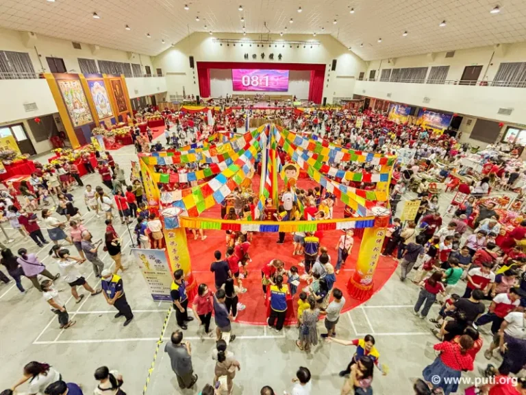 The lively Bathing the Buddha celebration attracted joyful crowds
